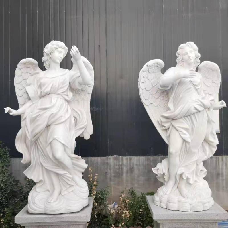 女性の天使の大理石像
