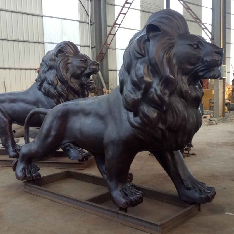 青銅のライオンの彫刻
