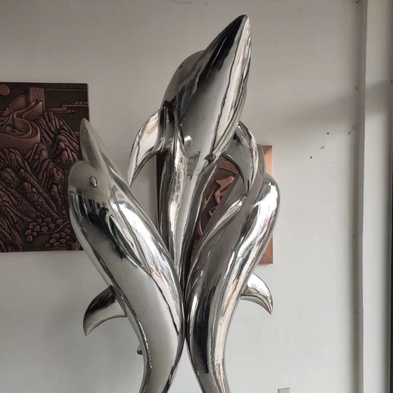 ステンレス鋼のイルカの彫刻
