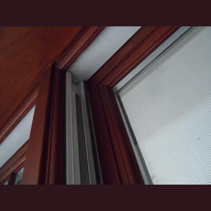 複層ガラスの木製ドアと窓
