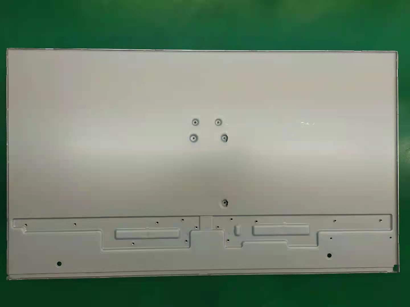 電流を通された鋼板の表示付属品を押すハードウェア
