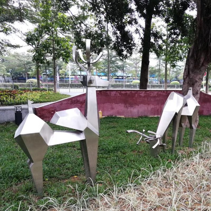 ステンレス鋼の抽象芸術の鹿
