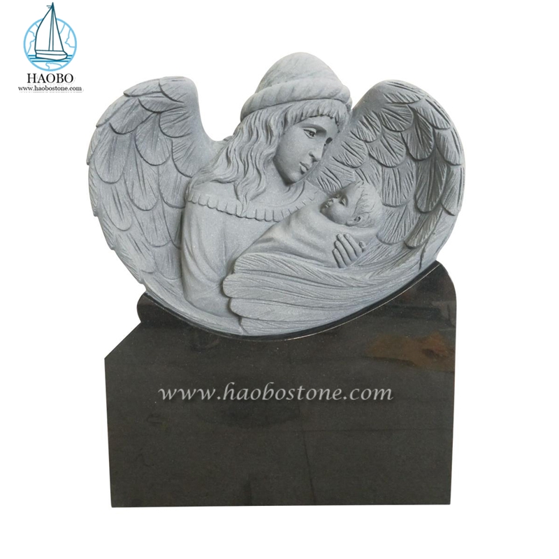 赤ちゃんの彫刻の墓石を持つ天然石の黒御影石の天使
