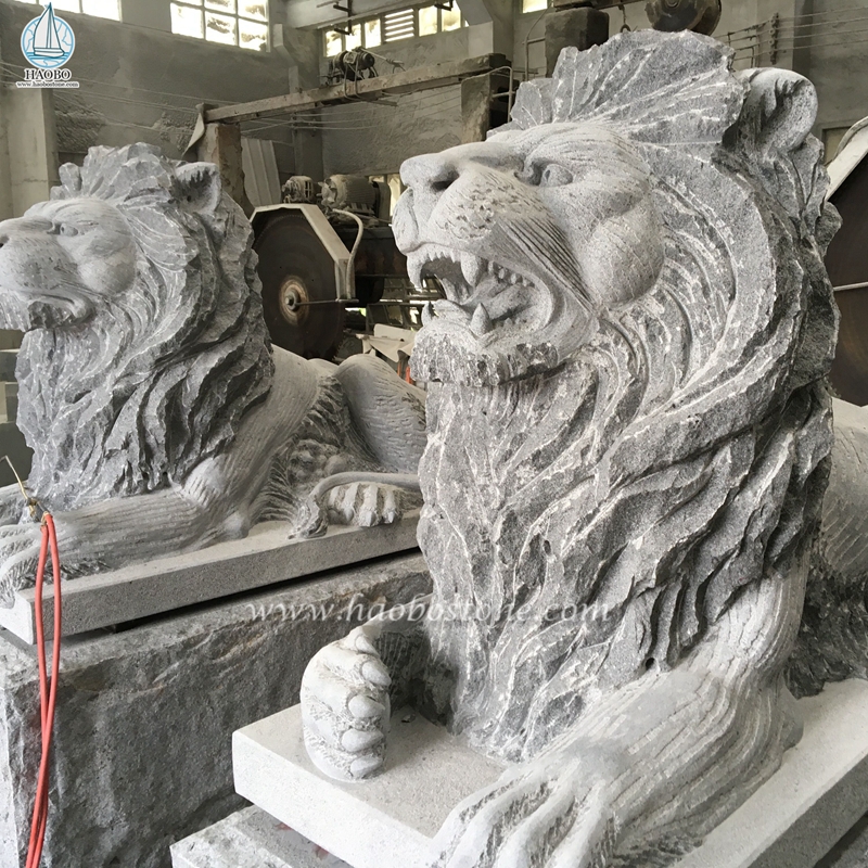 庭の装飾のための自然な石造りのカスタマイズされた動物のライオンの彫刻
