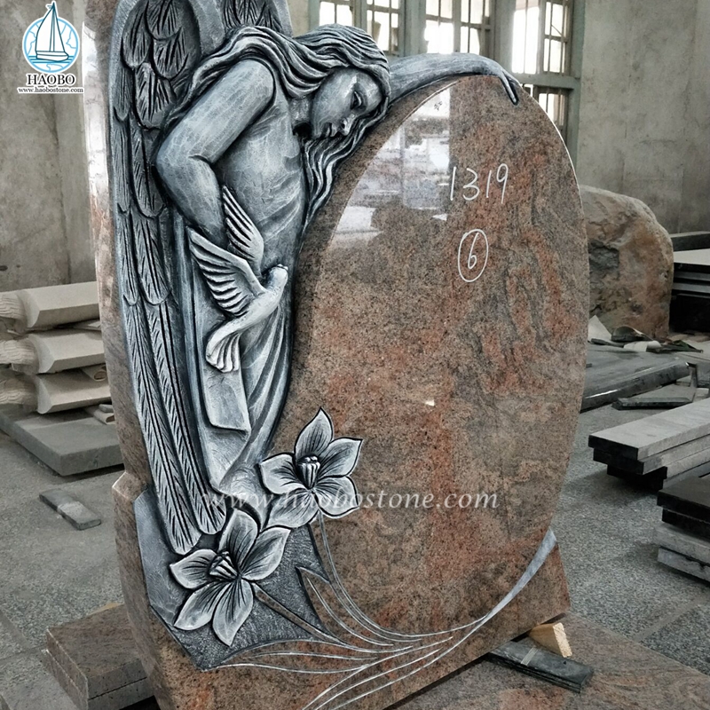コロンボ ジュパラナ赤御影石の天使の彫刻が施された記念の墓石

