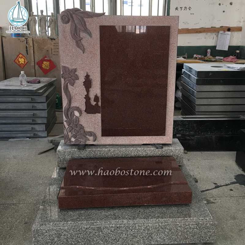中国人スタイルの赤い花崗岩の花が刻まれた葬儀の墓石
