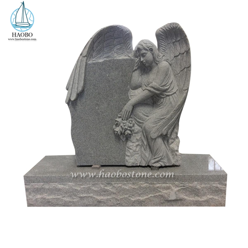 卸売工場灰色の花崗岩の翼のある天使はバラの彫刻が施された墓石を保持します
