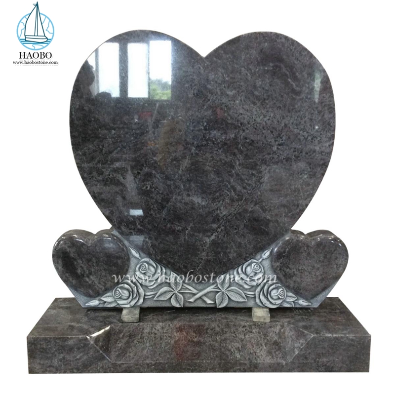 バラの彫刻が施された記念の墓石で形作られたバハマブルーのハート
