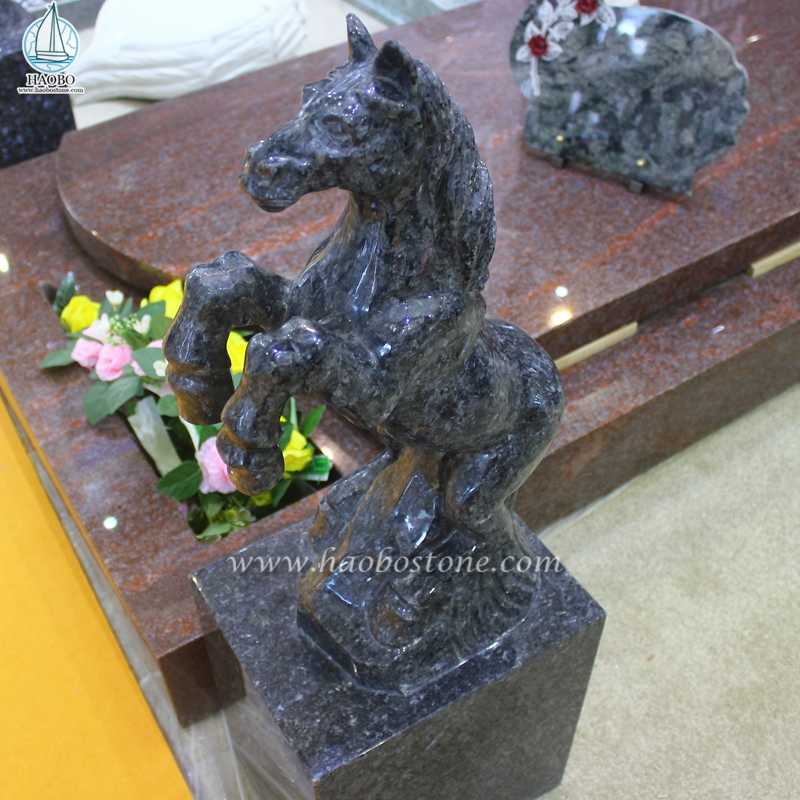 青い真珠の花崗岩の墓地の装飾の動物の馬の彫刻

