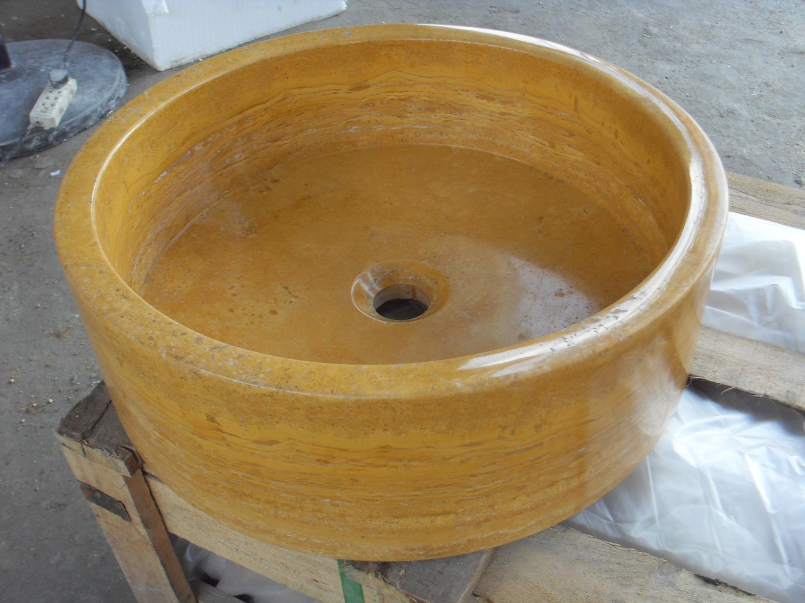 丸い磨かれた黄色の大理石の洗面器

