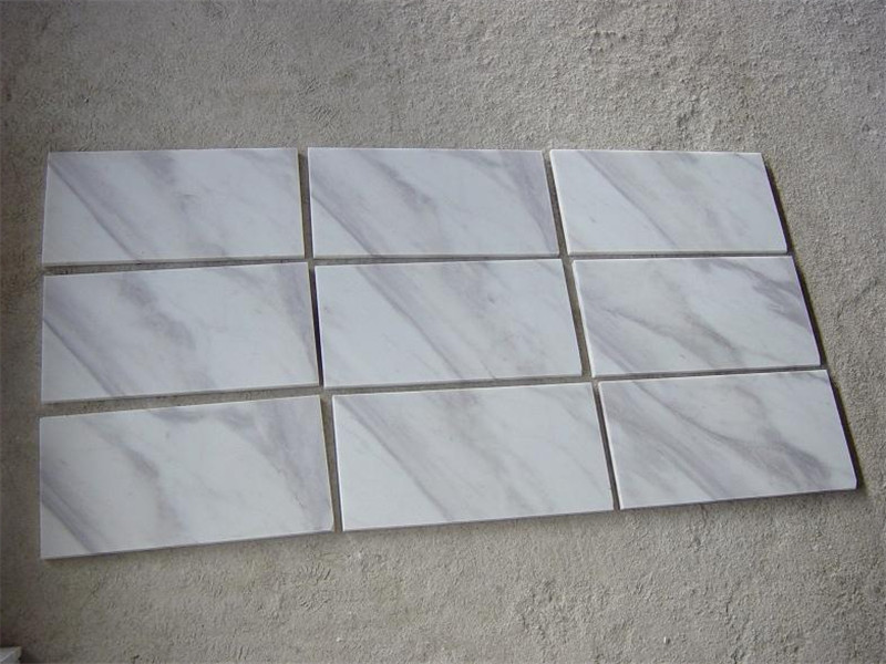 白いvolakasの大理石の平板
