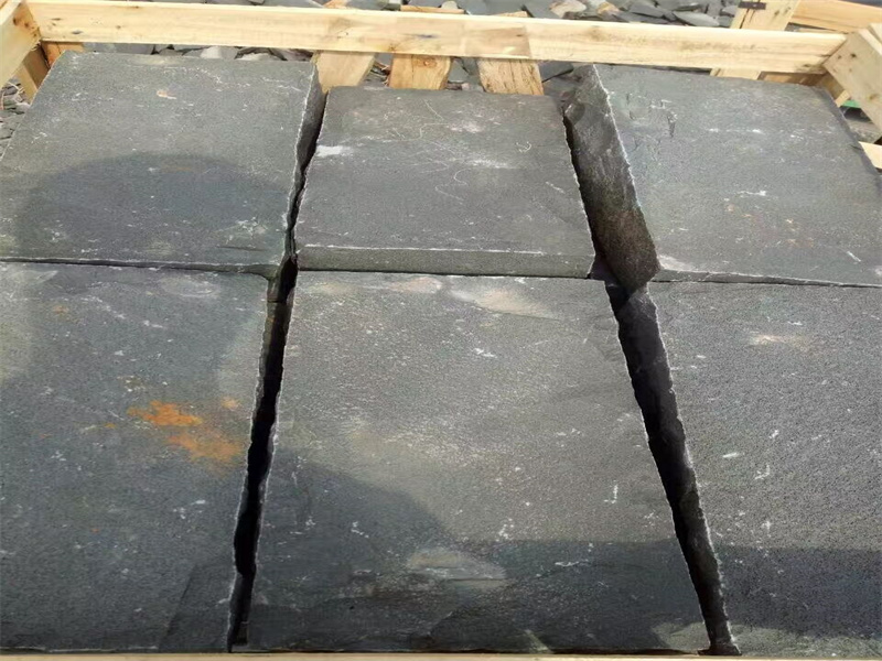 中国の黒い玄武岩の石造りのタイルの玉石の立方体の石
