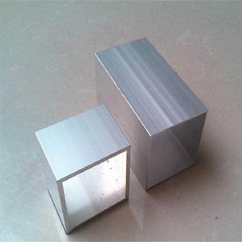 カメルーン市場向けにアルミニウム製の窓とドアのプロファイルを供給している中国のアルミニウム メーカー
