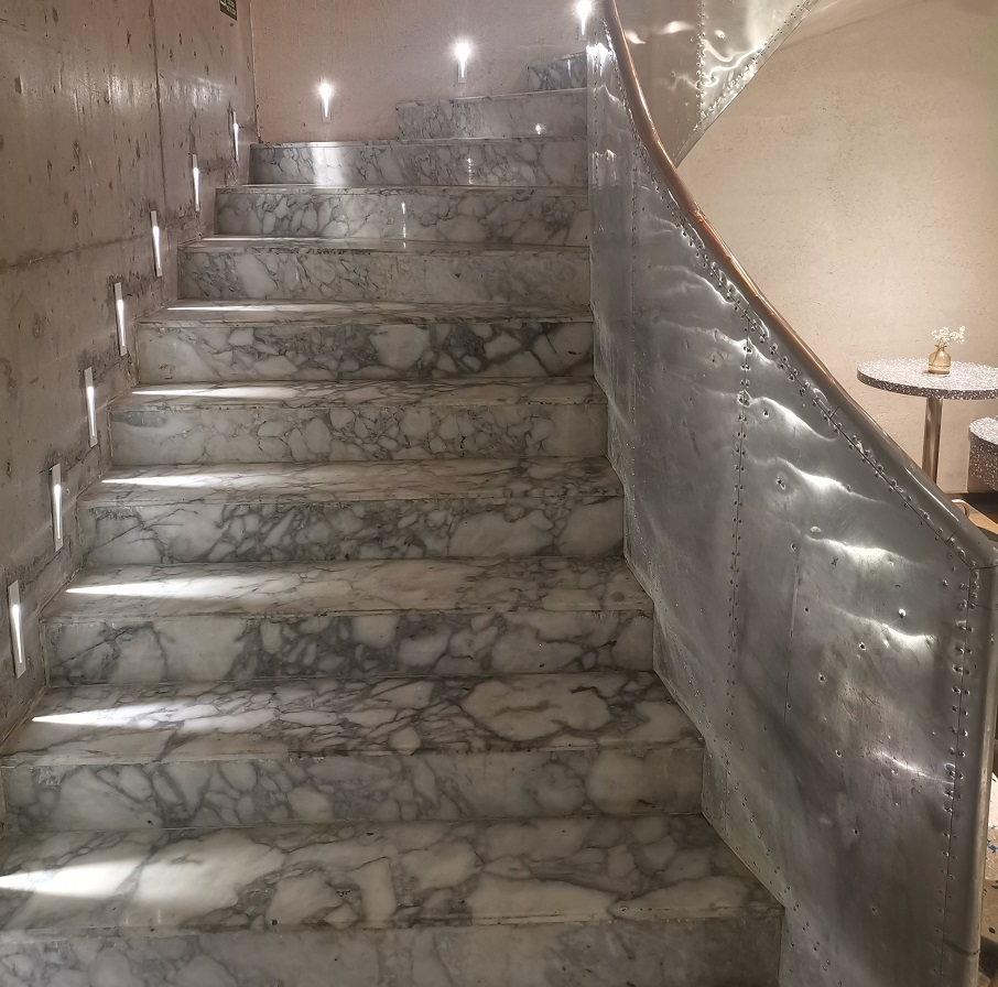 白い大理石の階段