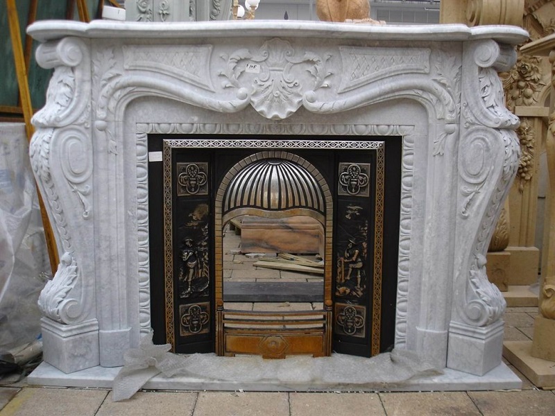 フランス式の白い大理石の暖炉のマントルピース
