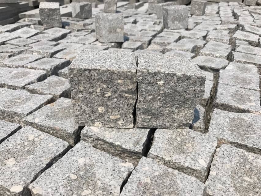 灰色の花崗岩の石畳の敷石
