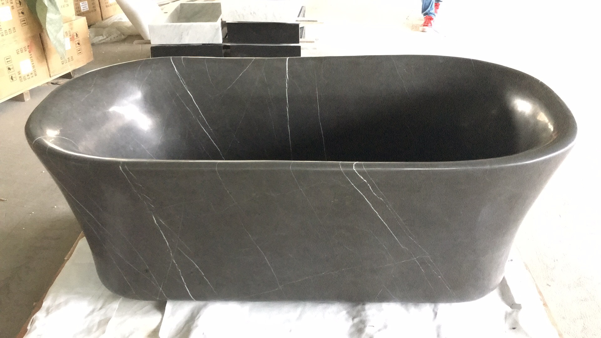 自然な灰色の大理石の浴室の浴槽
