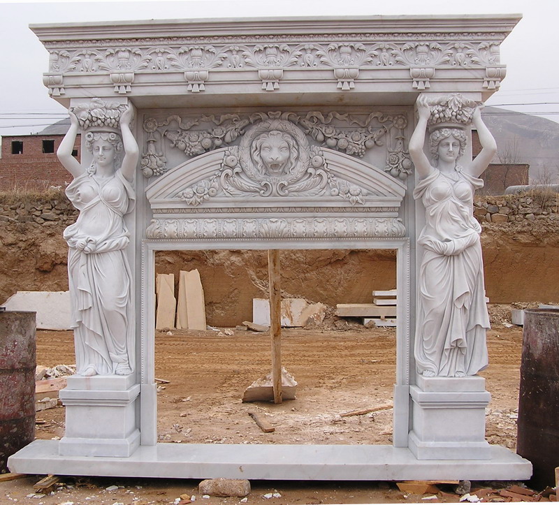 美しい彫刻が施された白い大理石の暖炉のマントルピース
