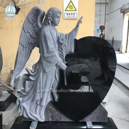 天使の墓石が彫られた黒御影石のハートシェイプ
